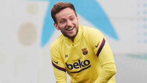 Iván Rakitic sonríe en el entrenamiento de ayer del FC Barcelona