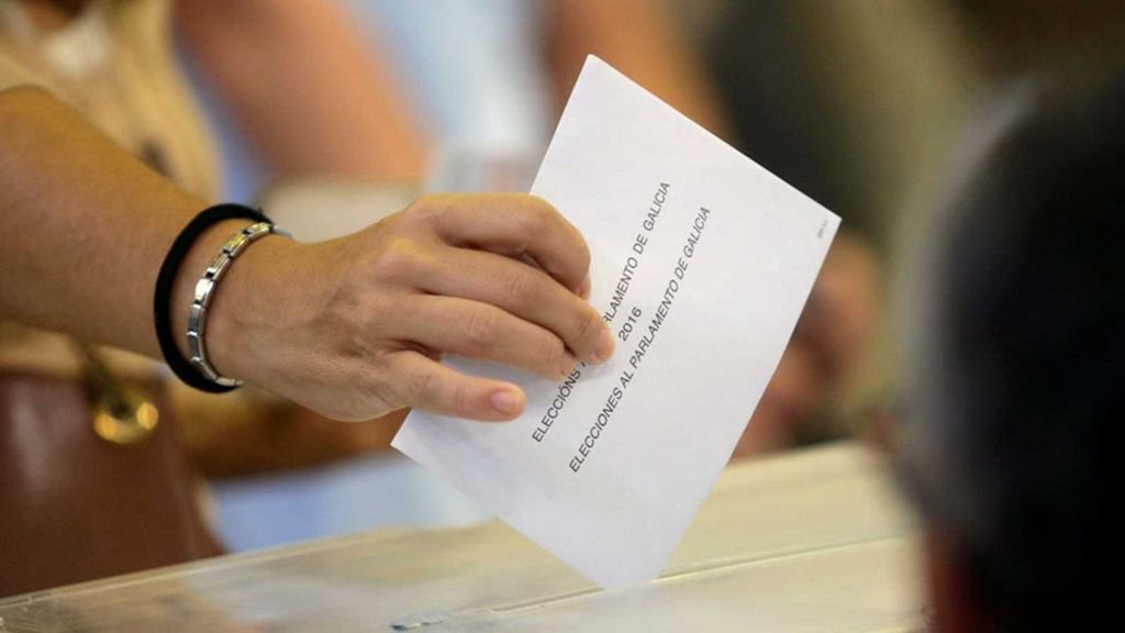 Una mujer deposita su voto en urna durante las elecciones autonómicas de 2016.