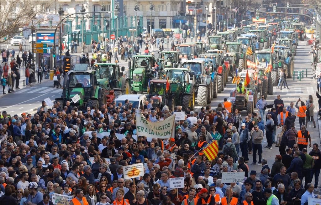 Varios miles de agricultores acompañados de tractores se manifestaron ayer en Valencia.