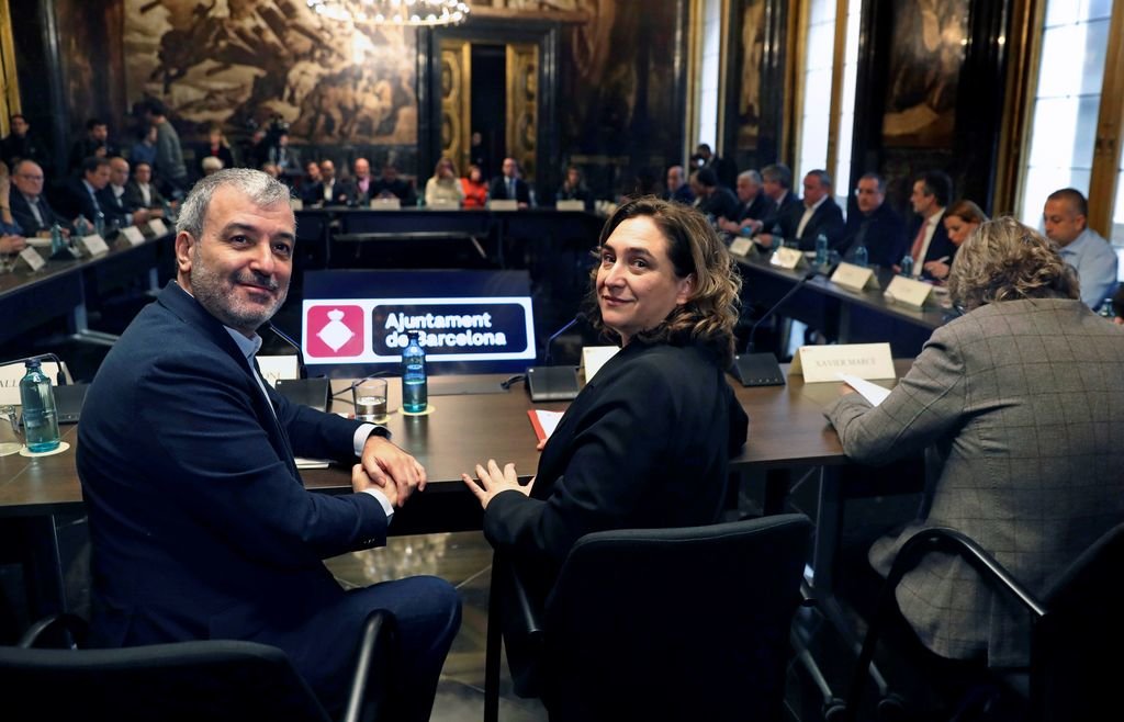 El primer teniente de alcalde, Jaume Collboni, y la alcaldesa de Barcelona, Ada Colau.