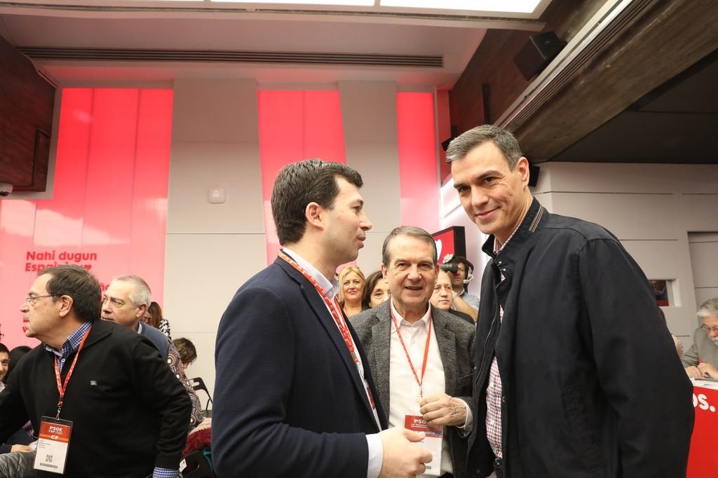 El líder de los socialistas gallegos, Gonzalo Caballero, con su tío Abel, alcalde de Vigo, y el presidente Pedro Sánchez.