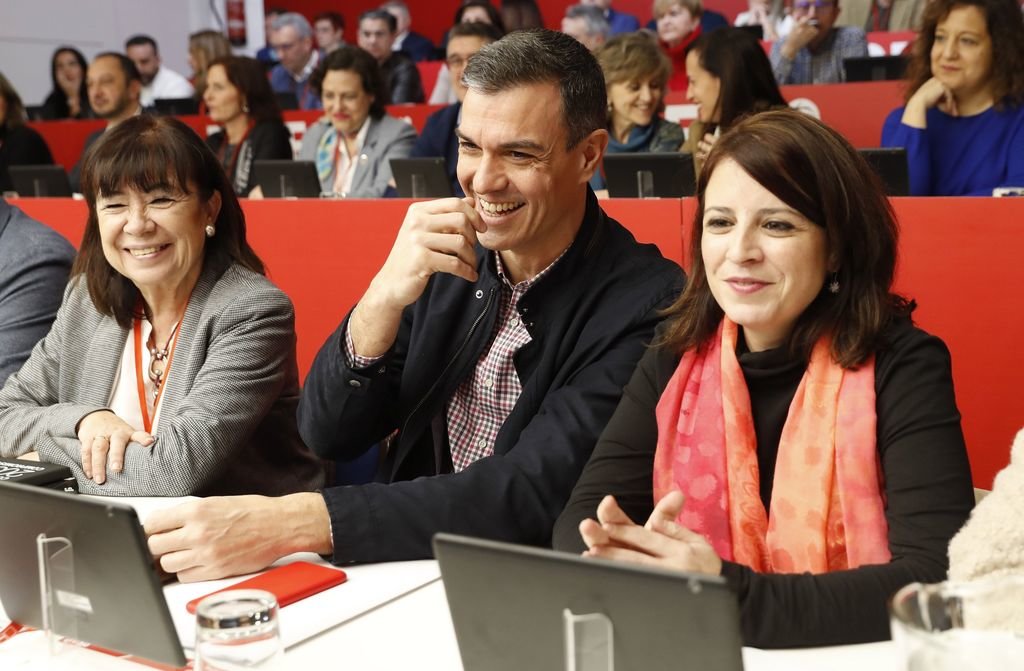Sánchez, entre la presidenta del PSOE Cristina Narbona, y la portavoz en el Congreso Adriana Lastra.