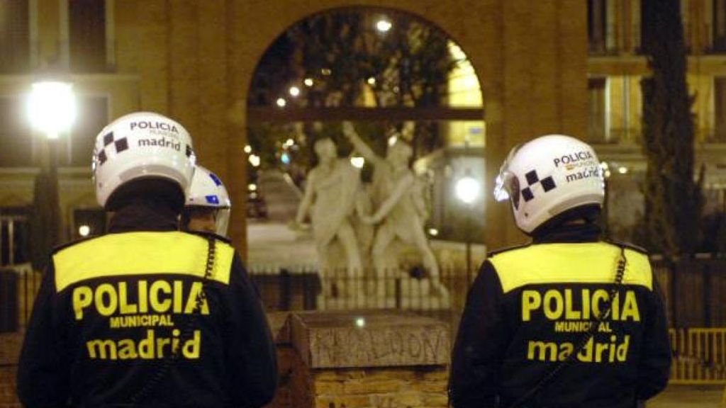 Agentes de la Policía Local de Madrid controlan los accesos al botellón en la plaza del Dos de Mayo.