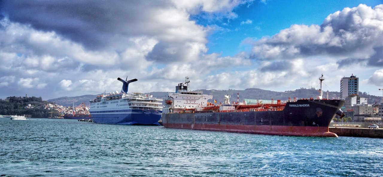 El petrolero Harald Maersk comparte muelle con un crucero // Vicente