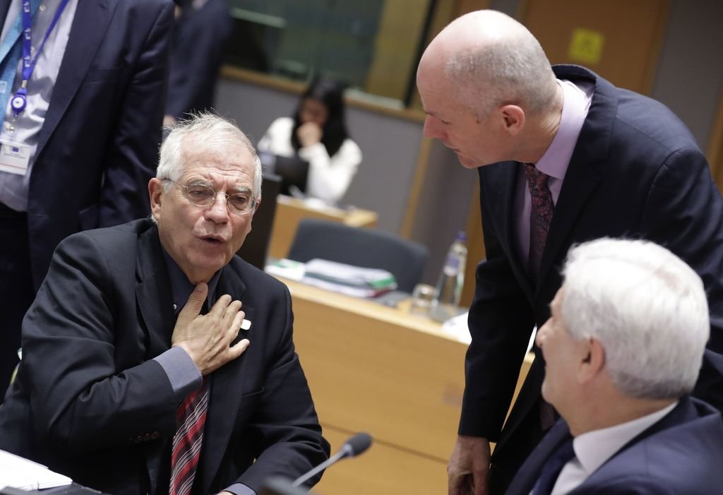 El alto representante de la UE Josep Borrell conversa con el ministro de Países Bajos Stef Blok.