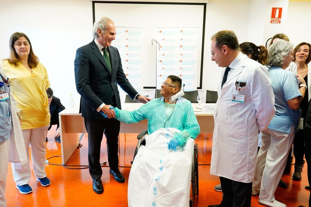 El doctor Alberto Forteza saluda a Jorge Washington, el paciente trasplantado en el hospital Puerta de Hierro.