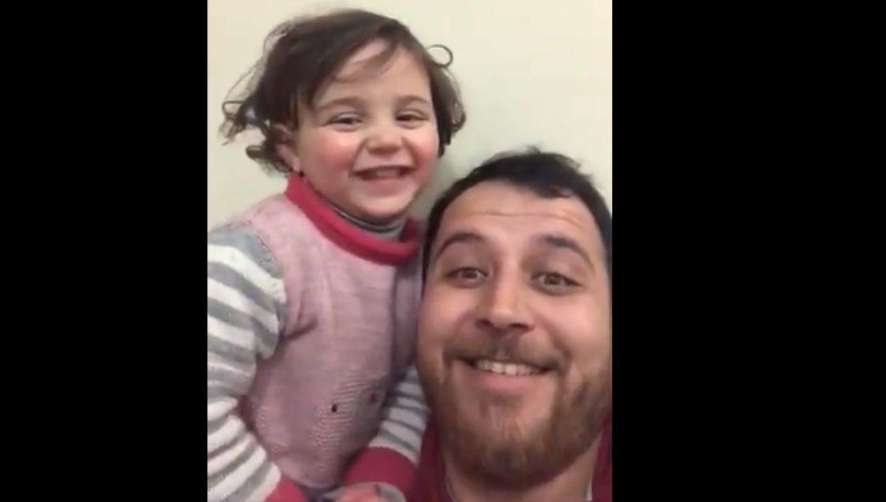 Reírse con cada bomba: el juego que un padre sirio ha inventado para que su hija no tenga miedo