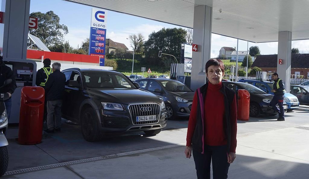 Nati Zurdo, la encargada de la gasolinera más barata de Vigo, con la afluencia constante de vehículos para repostar.