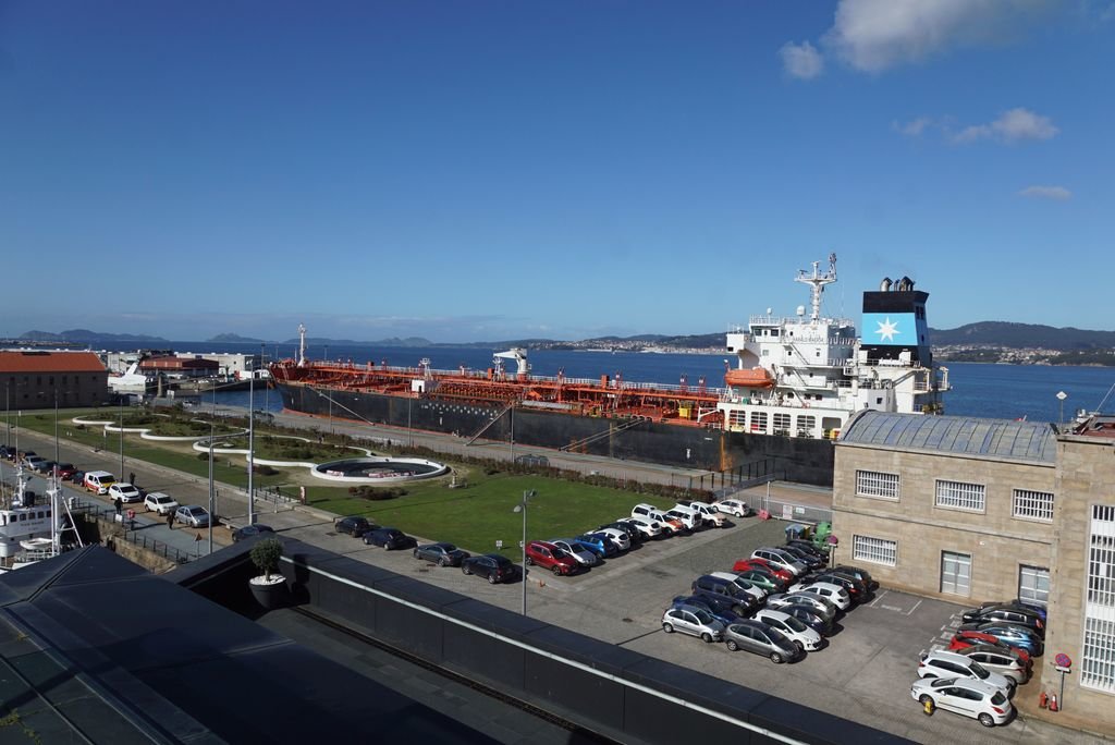 El ‘Harald Maersk’, ayer, en el último día de estancia con polizones en el muelle de Trasatlánticos.