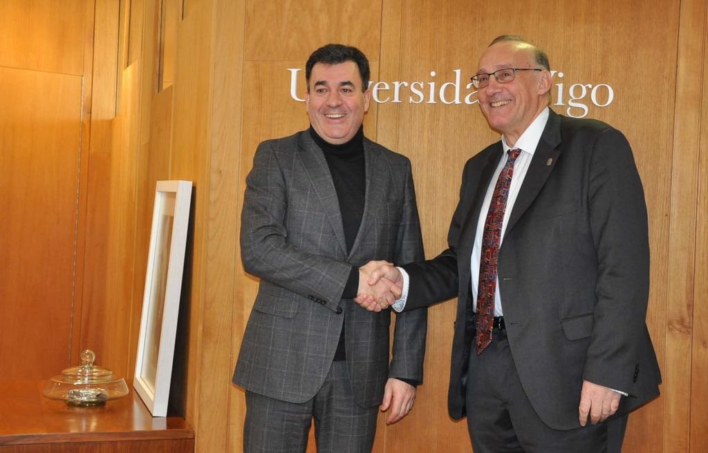 El rector, Manuel Reigosa, firmó un convenio con el conselleiro de Cultura, Román Rodríguez.