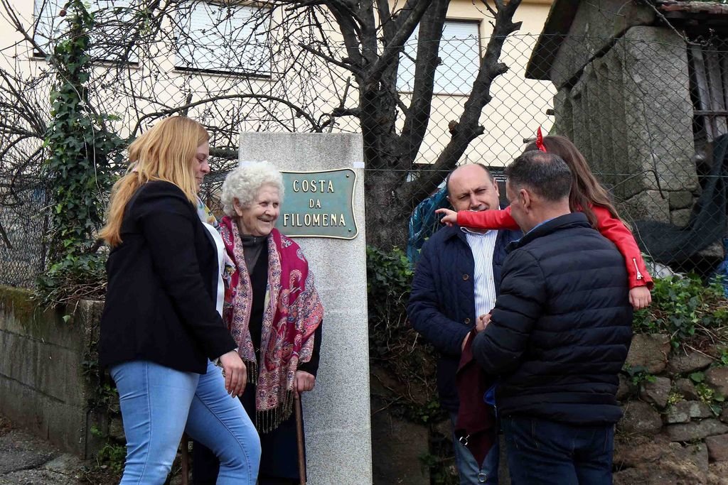 Descendientes de Doña Filomena con el alcalde tras el descubrimiento de la placa.