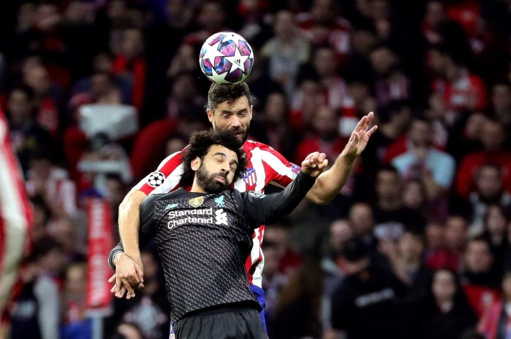 Felipe y Salah disputan un balón aéreo en el partido que tuvo lugar ayer en el Wanda Metropolitano.