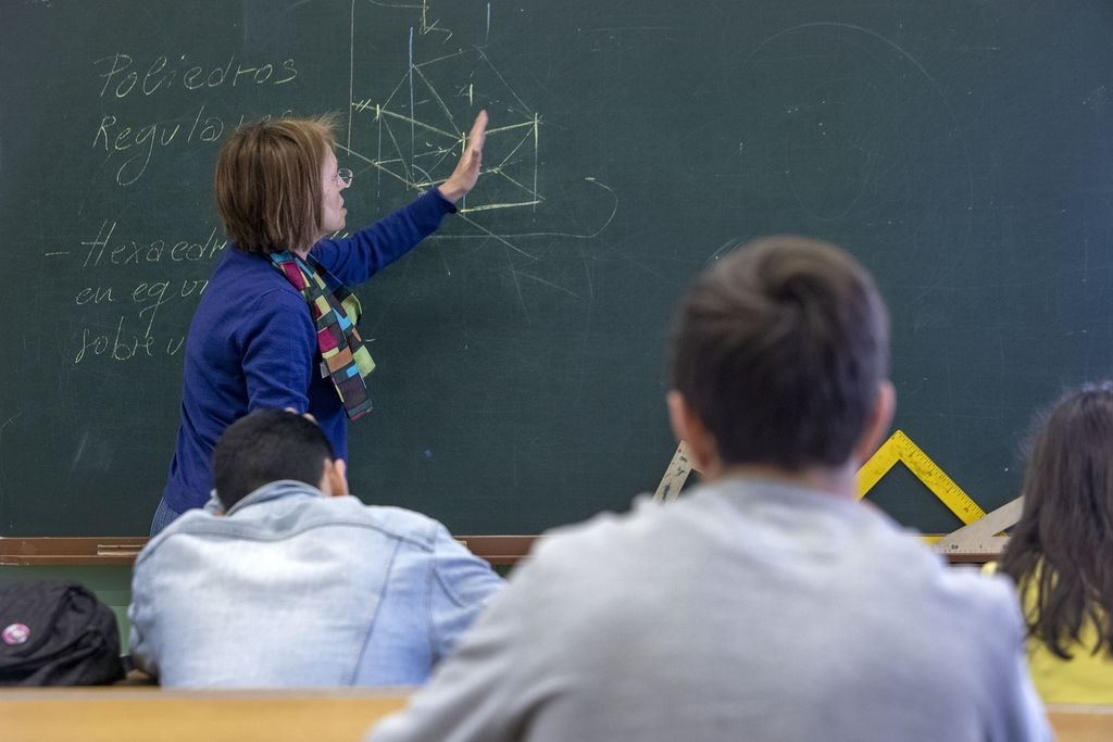 Una profesora, dando clase en un centro escolar de la Comunidad.