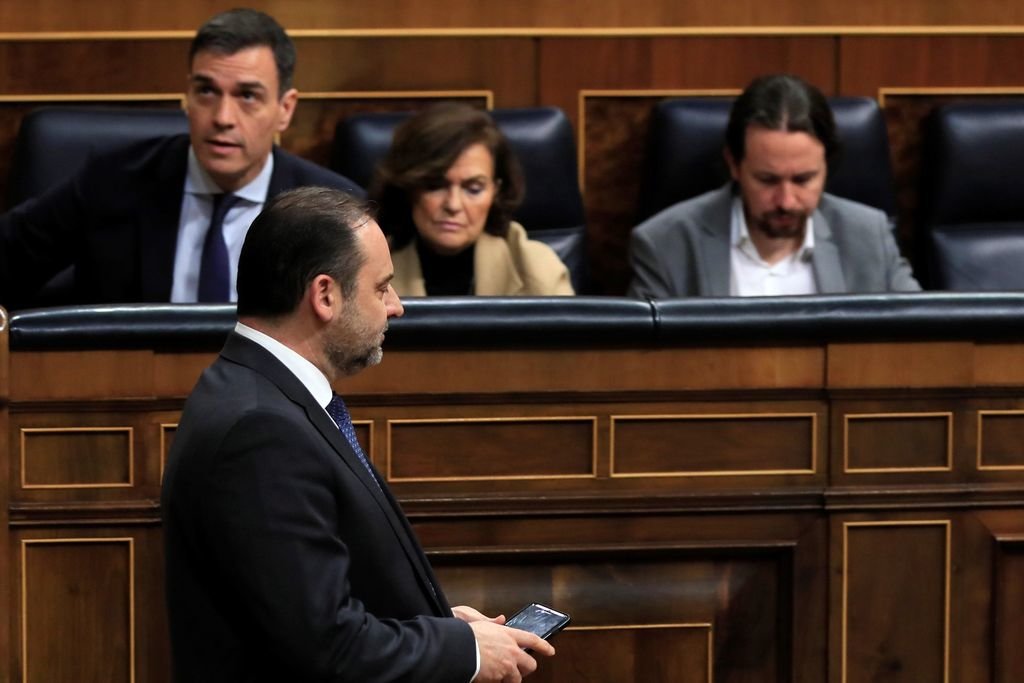 Ábalos pasa ante Sánchez, Calvo e Iglesias durante el pleno en el Congreso de los Diputados.