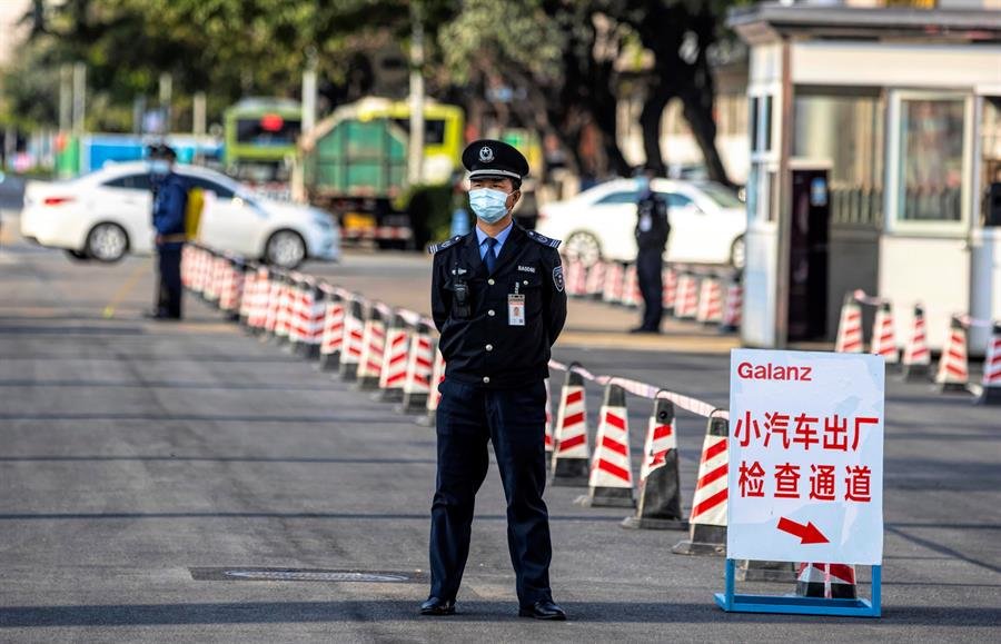 Un guardia de seguridad protegido con una mascarilla facial monta guardia a la entrada de la fábrica de electrodomésticos Galanz, en Foshán, China