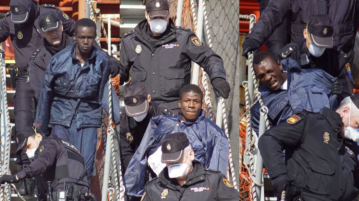 Los tres polizones, custodiados por agentes con mascarillas bajaron ayer del barco, entre gritos y resistencia no violenta a ser enviados de vuelta a su país.