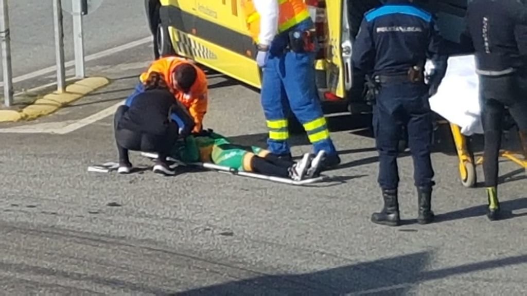 La ciclista accidentada en la rotonda, minutos antes de ser trasladada en ambulancia.