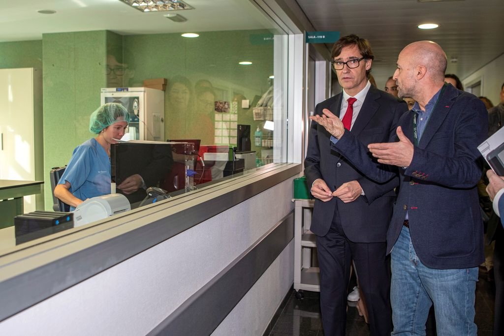 El ministro de Sanidad, Salvador Illa (c), visitó el hospital de Son Espases en Palma de Mallorca.