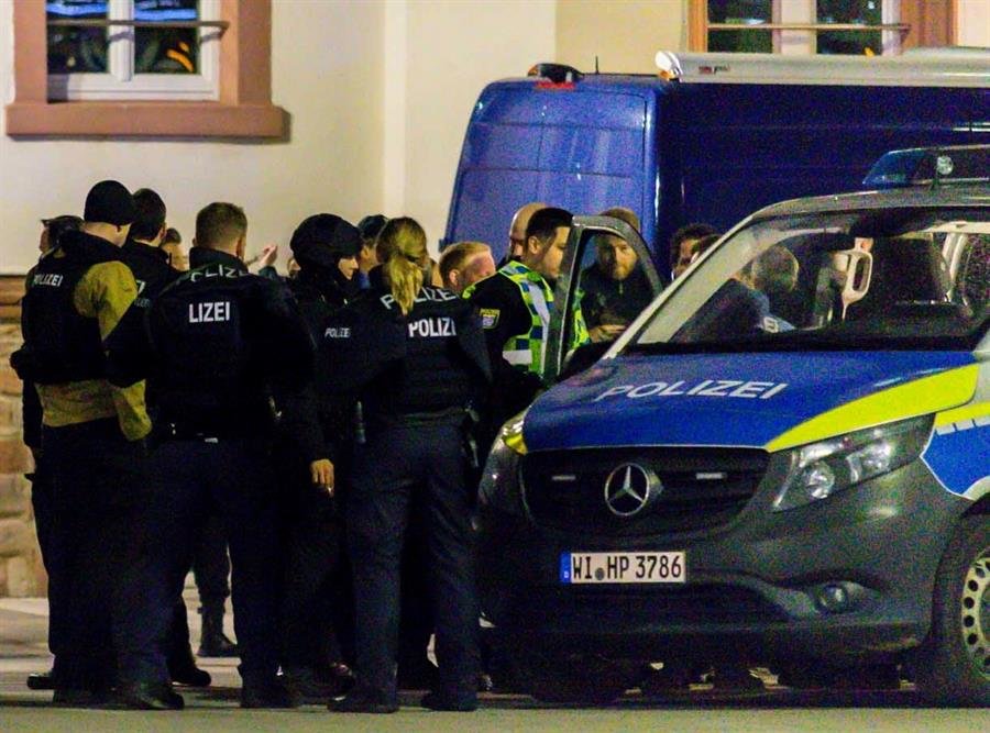 Ocho personas murieron y otras cinco resultaron heridas de gravedad en dos tiroteos registrados hoy en dos bares orientales de la ciudad alemana de Hanau