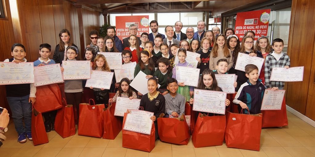 El alcalde entregó ayer los diplomas de la décimo tercera edición del concurso de pintura Vigolandia, al que este año optaron 3.500 escolares de entre seis y doce años. 36 alumnos de una treintena de colegios fueron los agraciados.