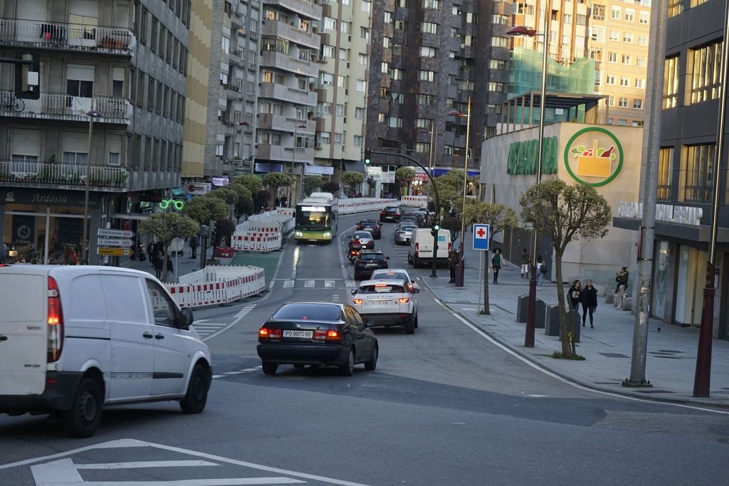 Las obras del carril bici avanzan en la calle Pizarro, lo que ha incrementado la congestión de tráfico en la céntrica calle.