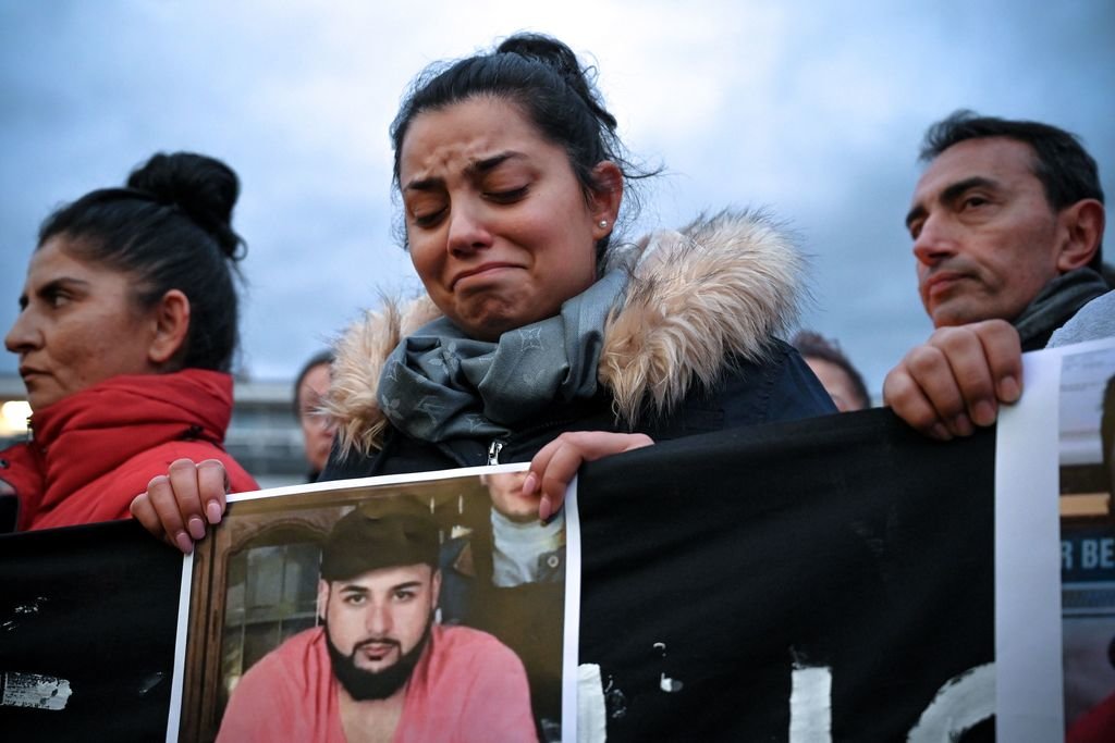 Una mujer con la foto de una de las víctimas mortales llora en una concentración en Hanau tras el ataque.