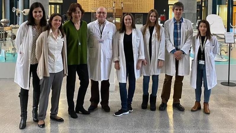 Profesionales que participaron en el curso, en el vestíbulo del hospital Álvaro Cunqueiro.