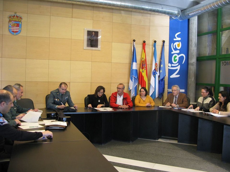 En el centro la subdelegada de gobierno en Pontevedra, Maica Larriba, junto al alcalde Juan González.