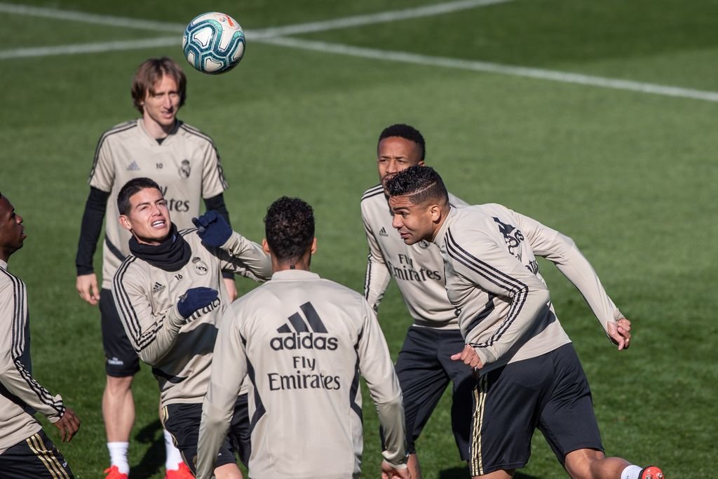 James Rodríguez, Varane –de espaldas– y Casemiro juegan de cabeza en el entrenamiento del Real Madrid.