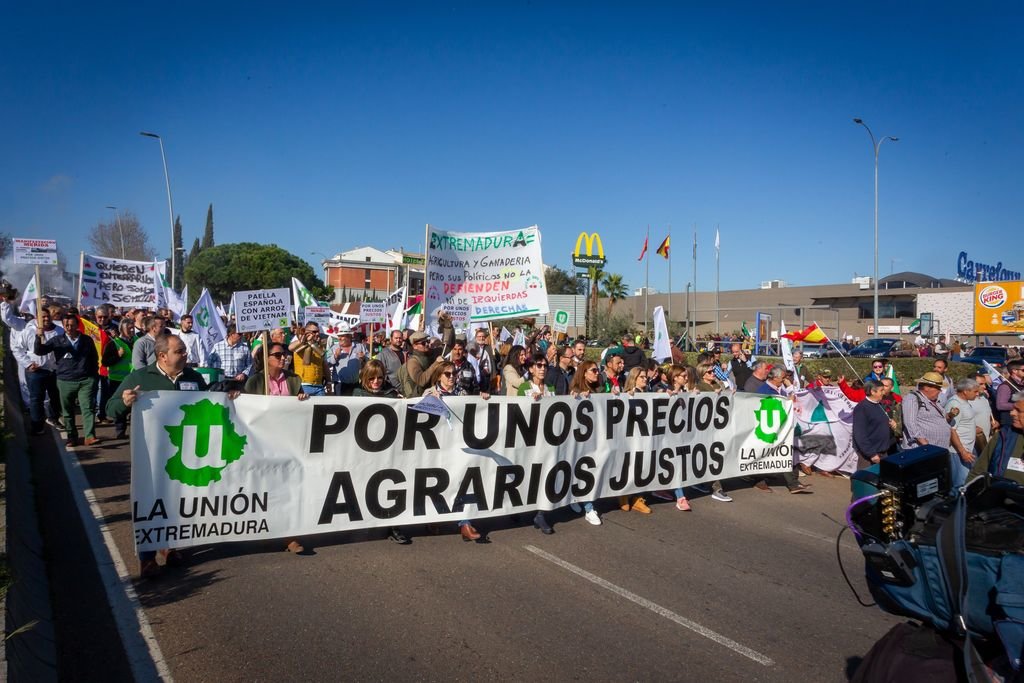 Manifestación de agricultores por las calles de Mérida en defensa de uno sprecios justos.