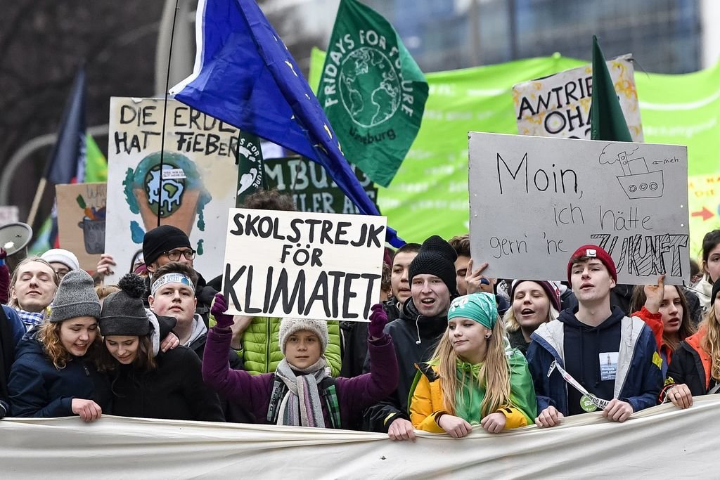 Greta Thunberg, con otros jóvenes ayer en Hamburgo (Alemania).