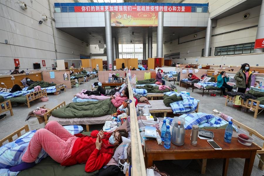 Las personas descansan en un hospital temporal situado en el gimnasio Tazihu ​​en Wuhan, provincia de Hubei