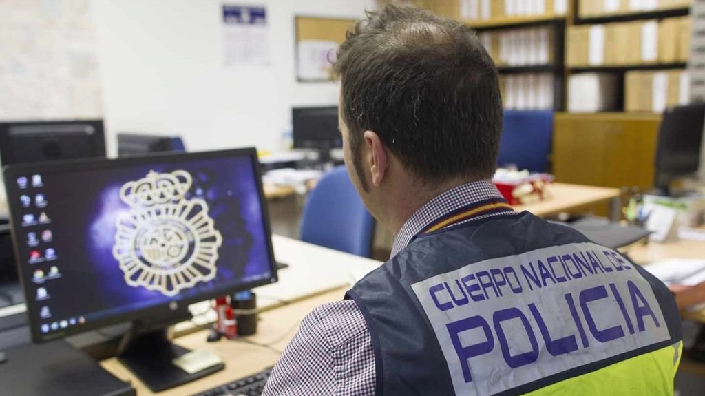 Un policía rastrea en su ordenador posibles casos de pornografía infantil.