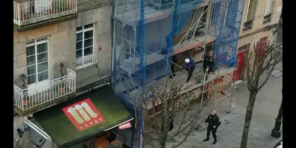 La Policía Local acudió ayer a primera hora de la mañana hasta la calle Uruguay para cerrar un establecimiento, sin licencia, según informaron desde la jefatura. La sorpresa fue encontrarse a dos jóvenes en un andamio a cuatro pisos de altura, a los que invitaron a bajar.