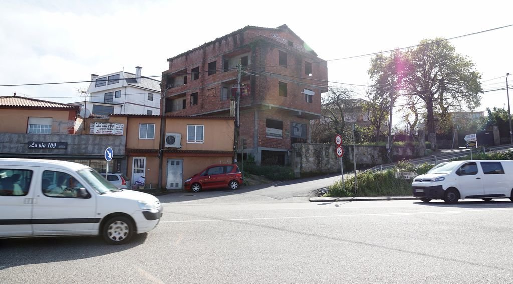La edificación que derribará el Concello está situada en Camiño Romeu 32, en Coruxo.