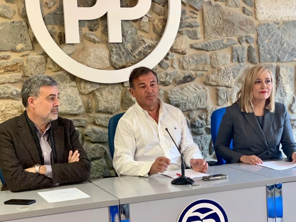 Los senadores Javier Guerra y Elena Muñoz, y el portavoz del PP, Marnotes.