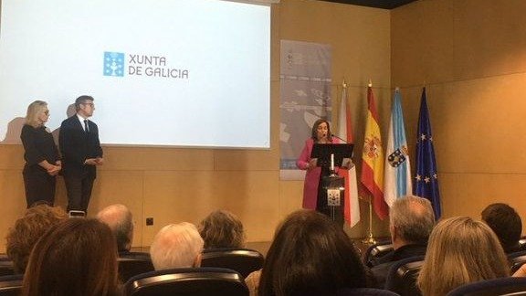 Marta Iglesias, ante Rueda y Porro, ayer en Vigo.