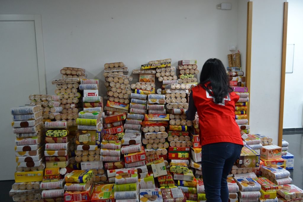 Voluntarias de Cruz Roja en el centro de almacenaje de los alimentos.
