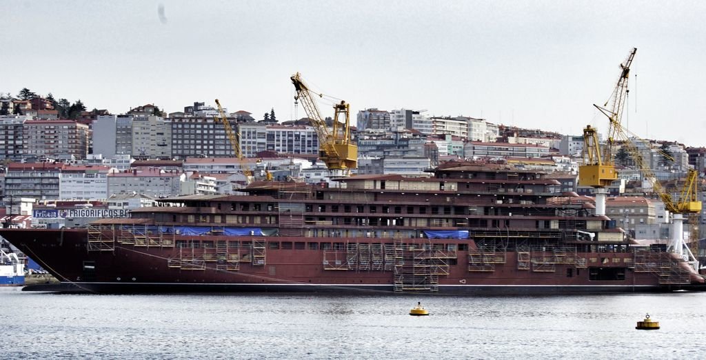 El crucero de lujo &#34;Evrima&#34;, de 190 metros de eslora, lleva casi cinco meses parado. La obra se retomará con la habilitación, pintura y trabajos eléctricos y de carpintería.