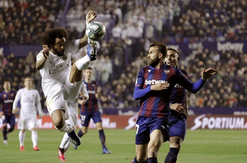 Marcelo trata de controlar un balón en el último partido del Real Madrid.