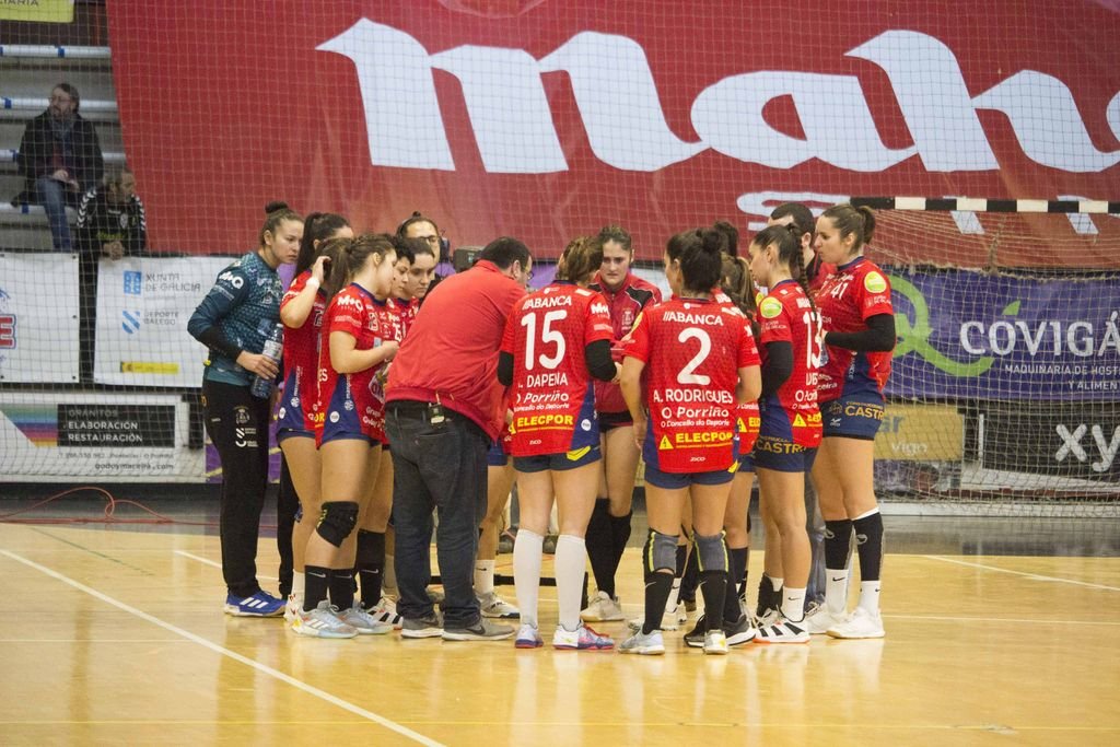 Isma Martínez da instrucciones a sus jugadoras en un partido de esta temporada.