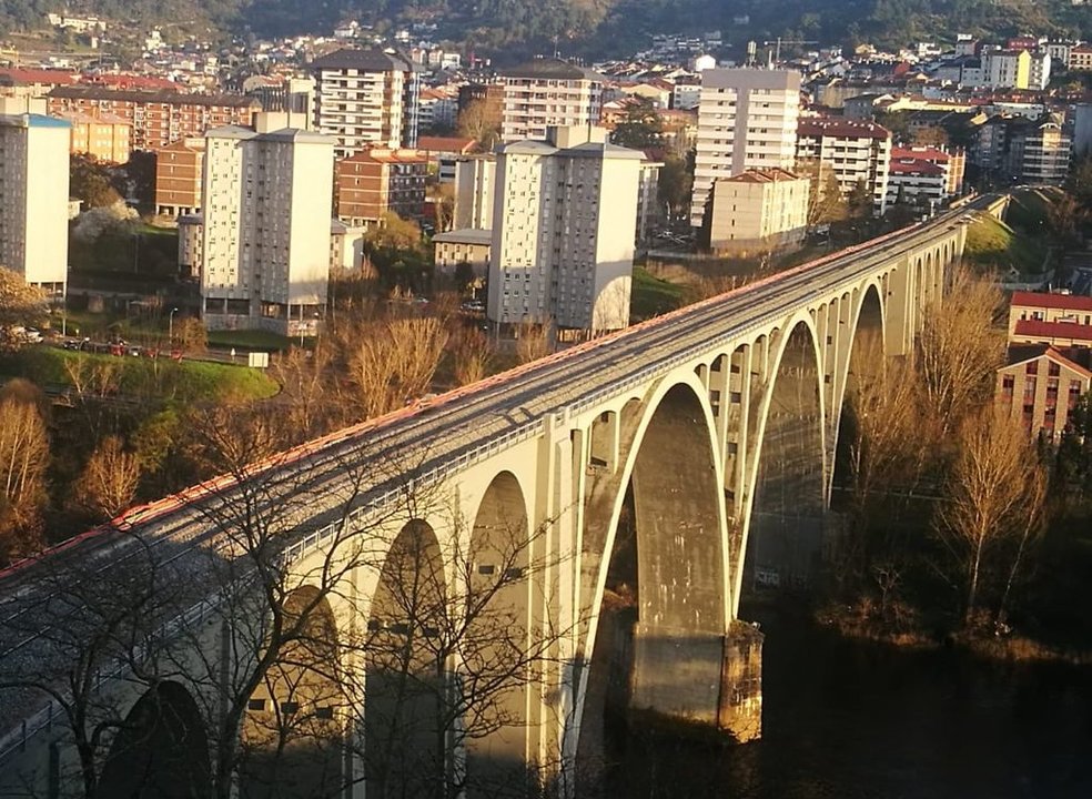 Vista del viaducto con una vía central en vez de las dos que se habían previsto en el proyecto.