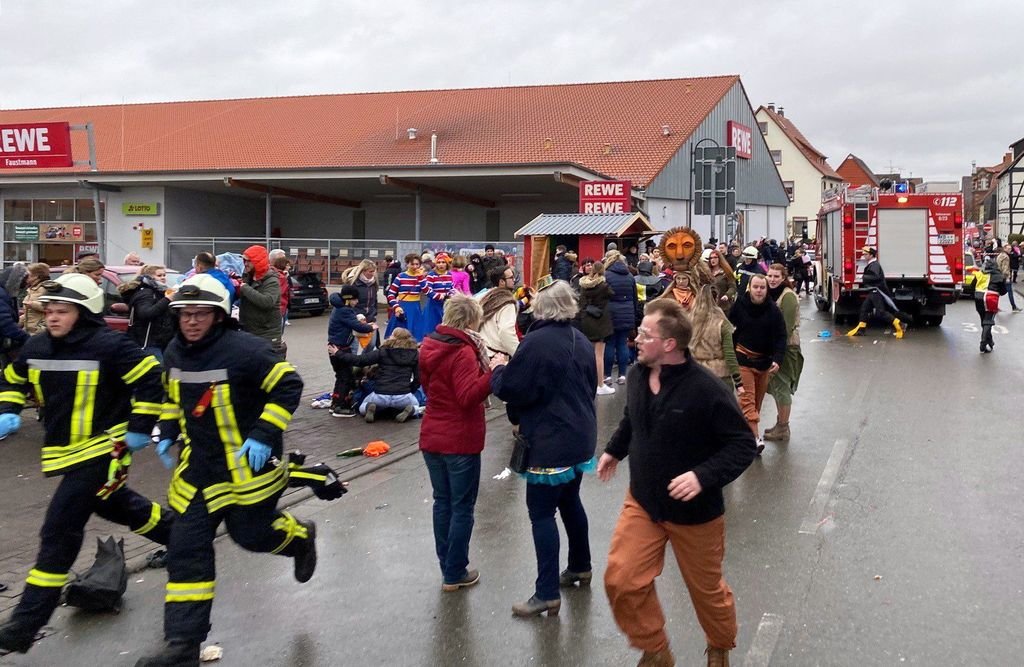 Los servicios de emergencia atienden a los arrollados en el desfile de carnaval de Volkmarsen.