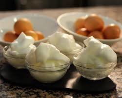 A partir de la clara de huevo surge una espuma similar a la que se obtiene con productos lácteos.