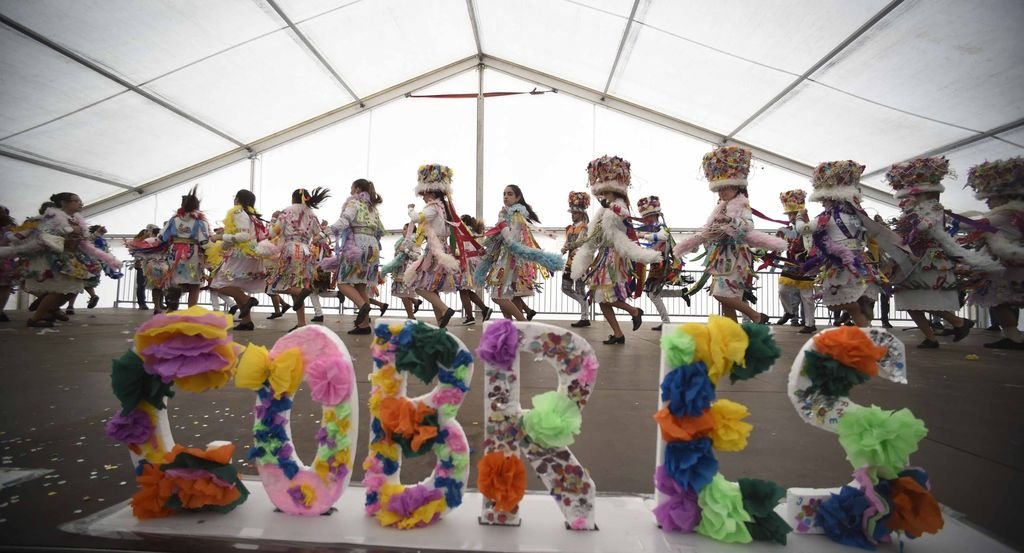 La danza se desarrolló en el palco instalado junto al Centro Cultural de Riomaior que se quedó pequeño ante la gran asistencia de público.