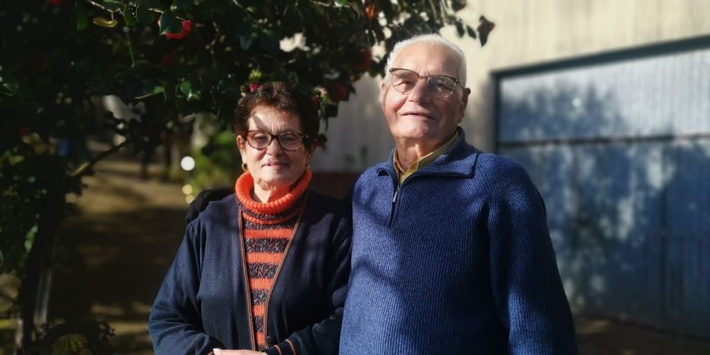 Primitiva con su marido Antonio, ayer en su casa de Orbenlle, Budiño-Porriño.