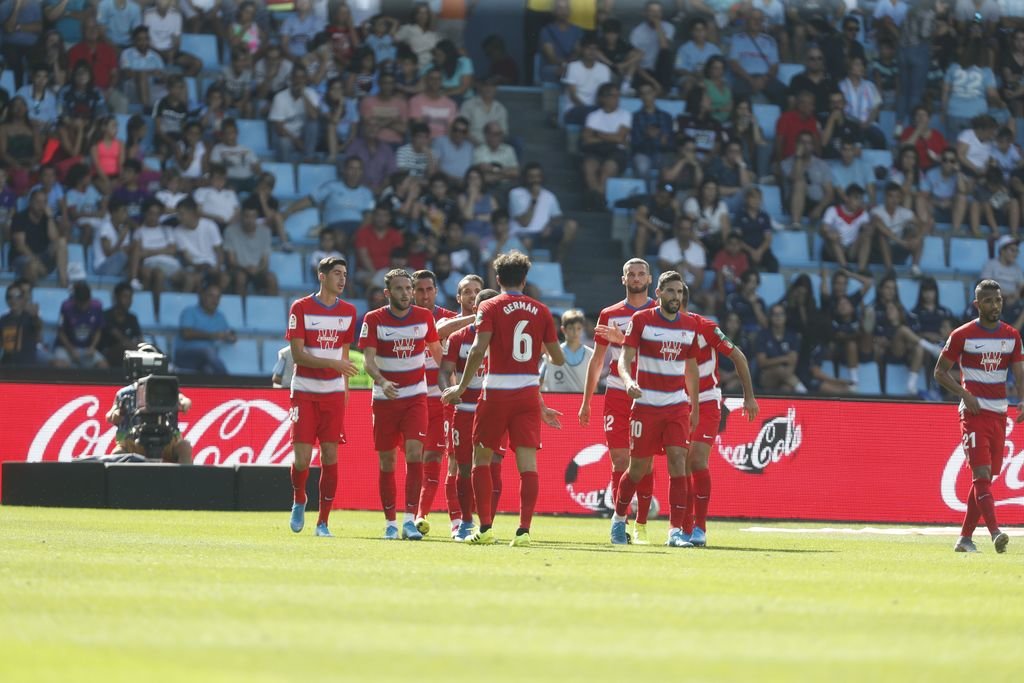 Los jugadores del Granada celebran uno de los dos goles que anotaron en Balaídos en la primera vuelta.