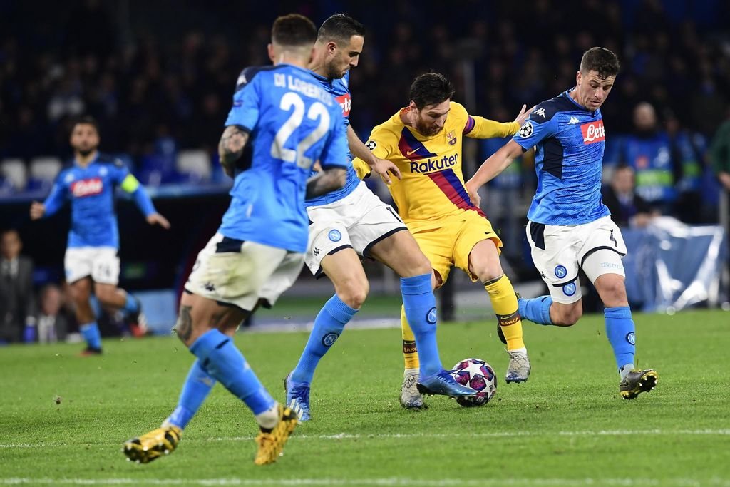 Leo Messi avanza entre dos adversarios, que tratan de cerrarle el paso.