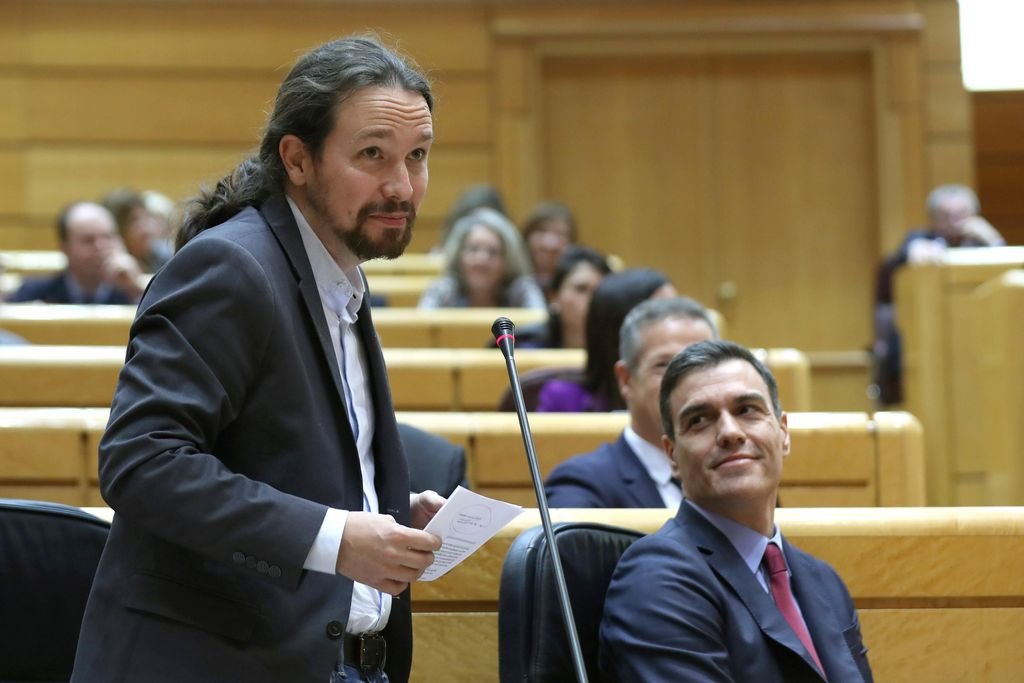 Sánchez observa a Iglesias durante su intervención en la sesión de control al Gobierno en el Senado.