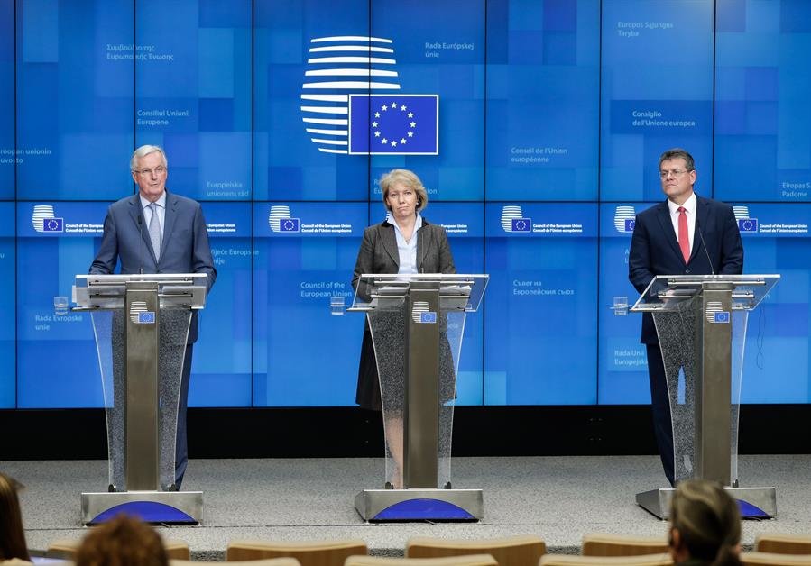 El negociador Michel Barnier y los miembros de la UE Andreja Metelko-Zgombic y Maros Sefcovic.